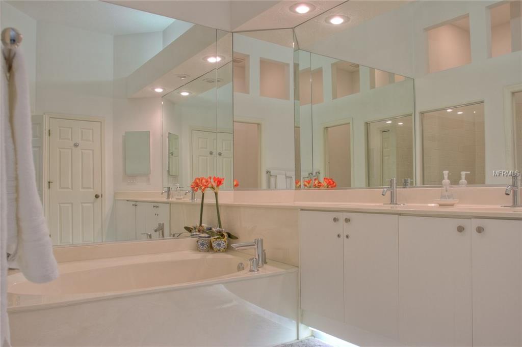e9356691-3ae2-47c2-9652-ca7138591731 7911 WHITEBRIDGE GLN ,UNIVERSITY PARK,34201