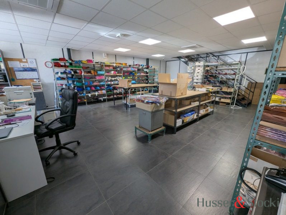 Local artisanal avec bureaux et stockage