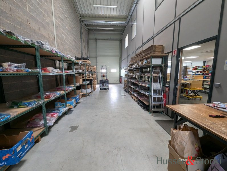 1778581745_LP170_8_original-1 Local artisanal avec bureaux et stockage