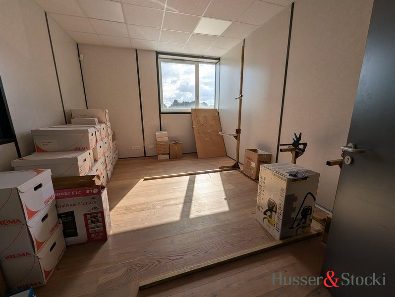 1778581746_LP170_10_original-1 Local artisanal avec bureaux et stockage