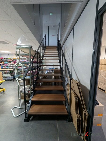 1778581746_LP170_11_original-1 Local artisanal avec bureaux et stockage